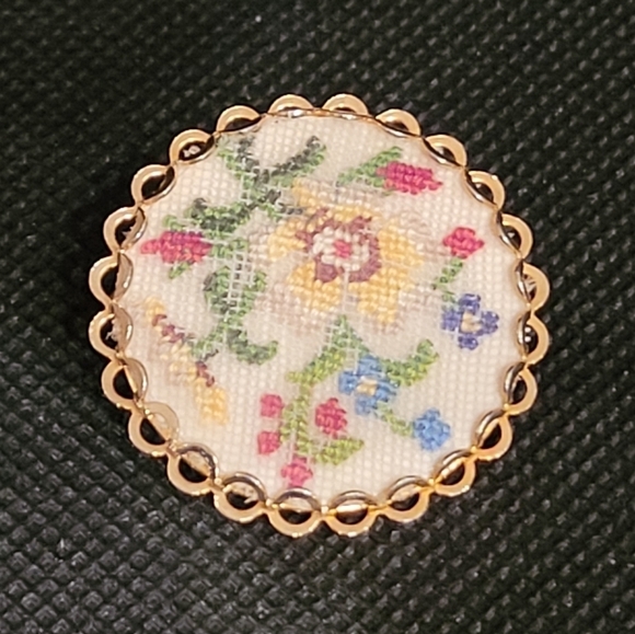 VINTAGE Handcrafted Dainty Petit Point Floral Brooch - Picture 4 of 14